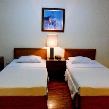 Amorsolo Mansion Hotel Manila Exteriör bild