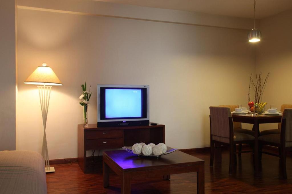 Amorsolo Mansion Hotel Manila Exteriör bild